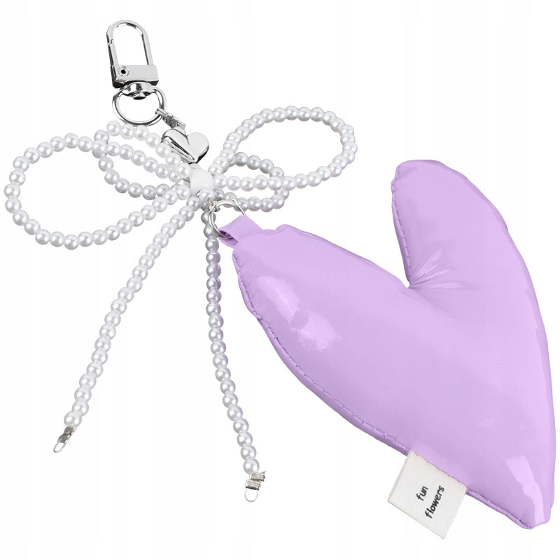 Brelok do kluczy z metalowym karabińczykiem – zbliżenie na solidne mocowanie i perłowe detale.