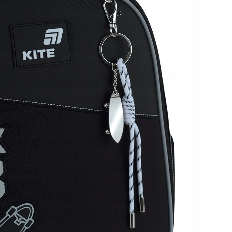 dekoracje: wstawka dekoracyjna z tkaniny membranowej, haft, nadruk trójwymiarowy, naszywki, brelok wykonany z łączonych materiałów.