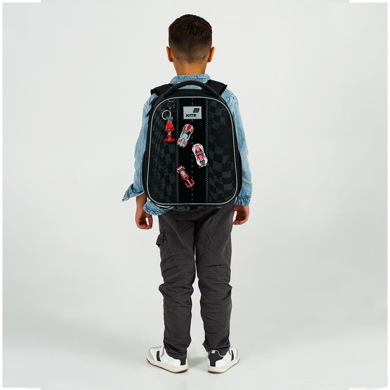 Tornister szkolny Kite Education – widok plecaka na dziecku