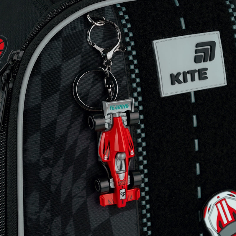 Dekoracje: gumowe emblematy z rzepem, ozdobny brelok do samochodu z metalowym karabińczykiem.