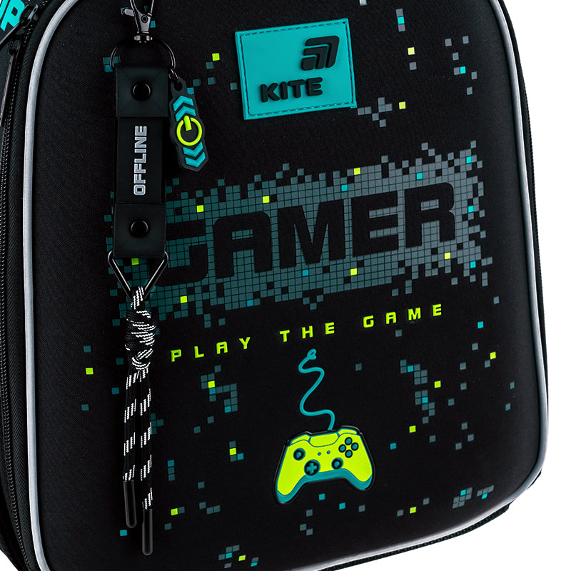 wystrój: nadruk trójwymiarowy, odznaka trójwymiarowa, brelok wykonany z połączonych materiałów.