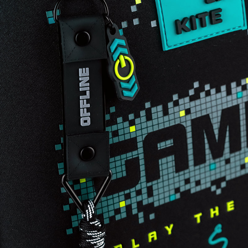 wystrój: nadruk trójwymiarowy, odznaka trójwymiarowa, brelok wykonany z połączonych materiałów.