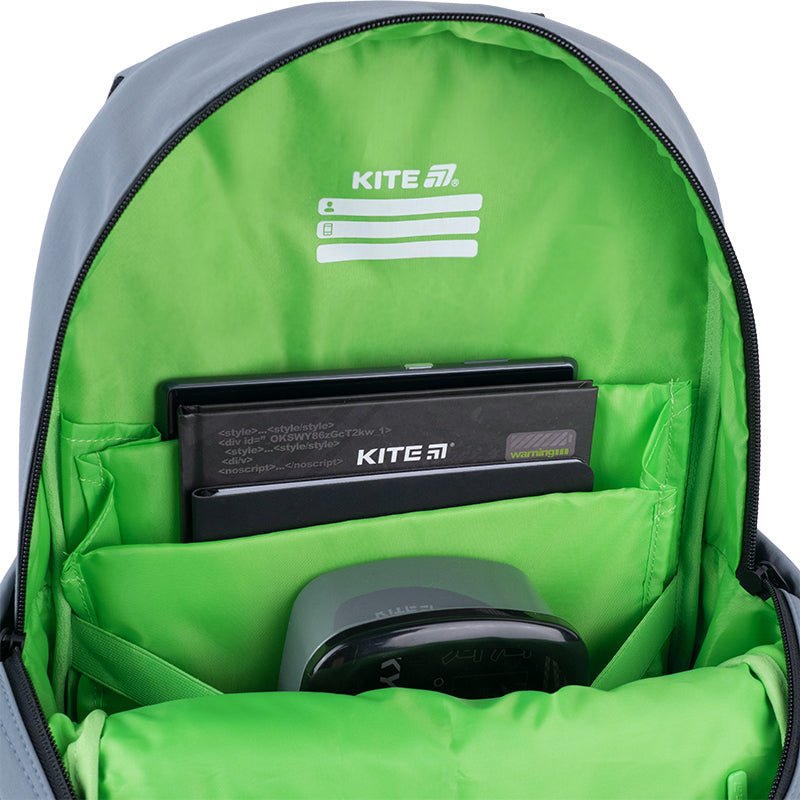 Wnętrze plecaka Kite Urban z książkami i akcesoriami szkolnymi