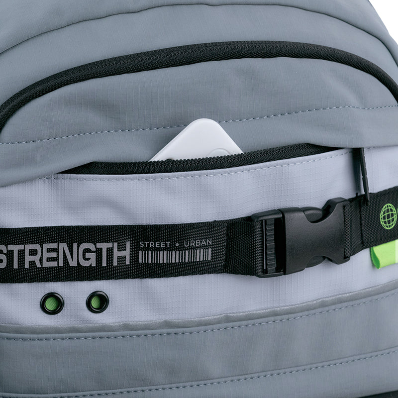 Przednia kieszeń plecaka Kite Urban z ozdobnym paskiem i detalami