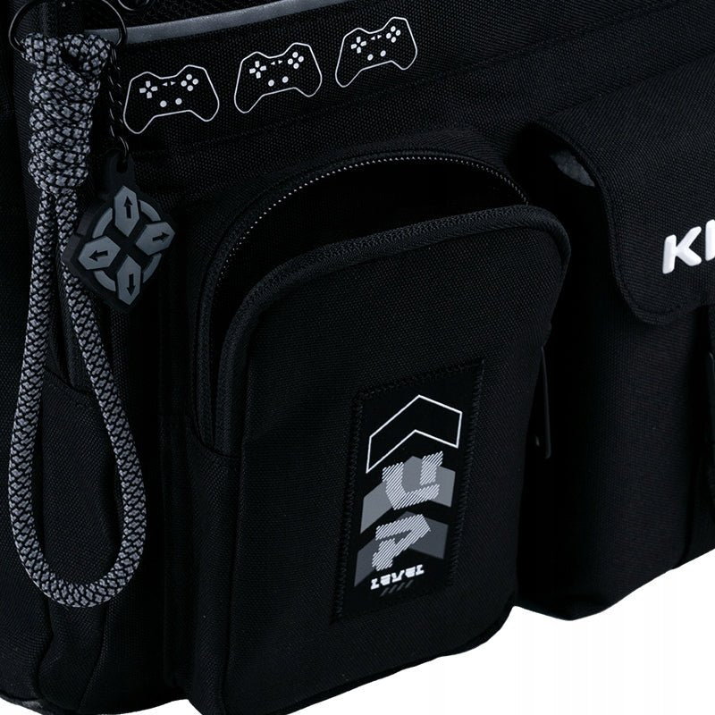 Ozdoba: brelok wykonany z paracordu i gumy.