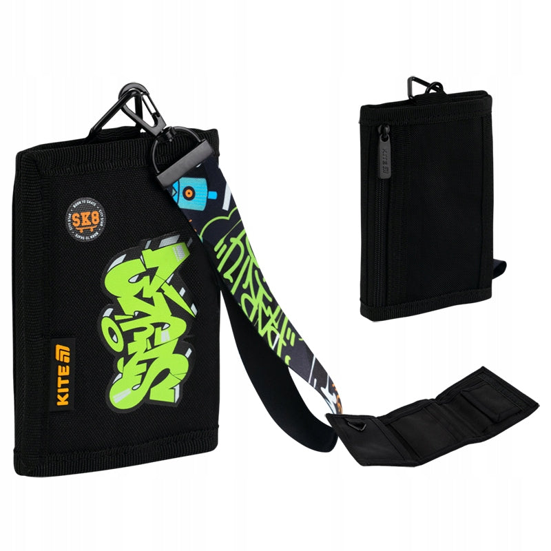 Ogólny wygląd czarnego portfela szkolnego Kite na rzep z zawieszką.