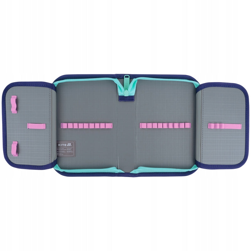 Widok otwartego piórnika Kite z dwiema klapkami i systemem gumowych uchwytów.