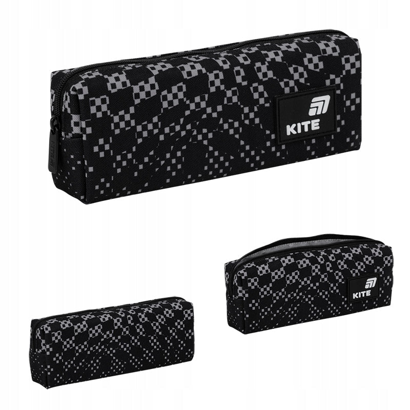 Czarny piórnik Kite o gładkiej strukturze z nowoczesnym motywem 3D.