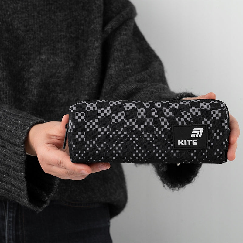 Prezentacja lekkości — piórnik dla chlopca lub dziewczynki w dłoni dziecka.