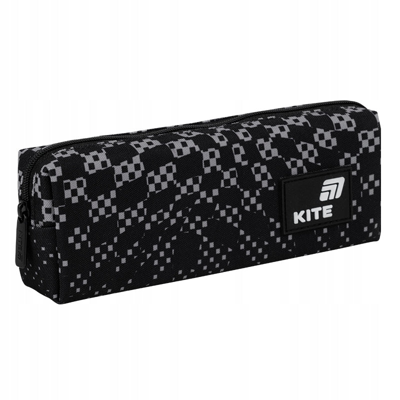 Frontowa strona z wypukłym emblematem 3D — stylowy piórnik chłopiecy.