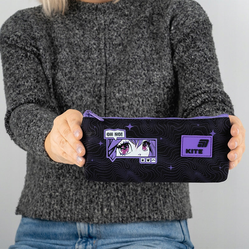 Dziewczynka trzymająca czarny piórnik dla dziewczynki typu saszetka.