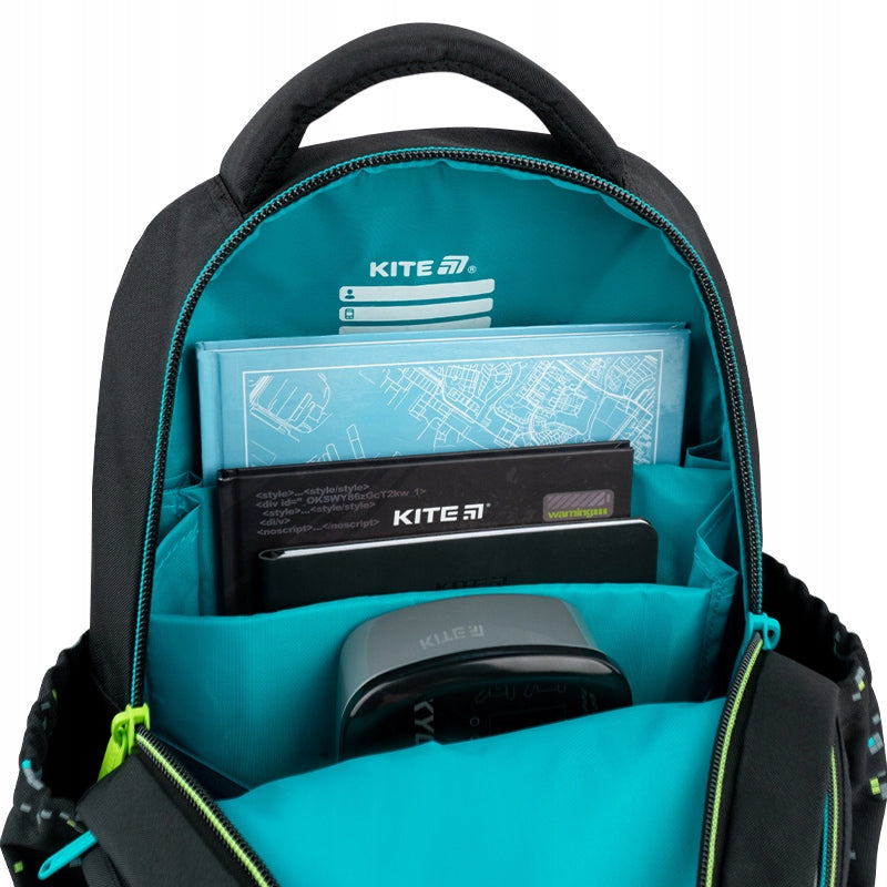 Wnętrze głównej komory z przegrodami na zeszyty i podręczniki.