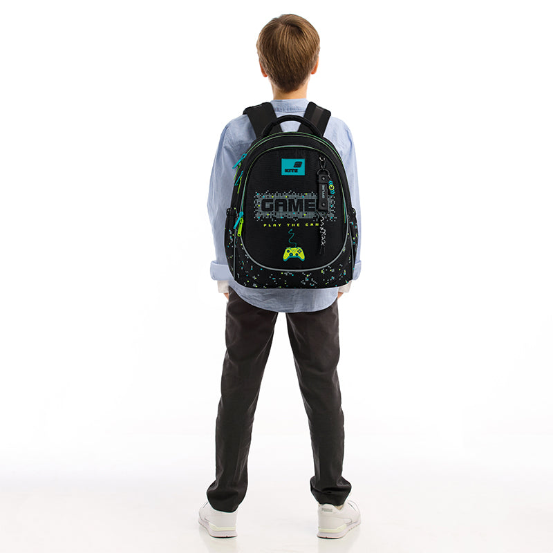 Dziecko z czarnym plecakiem Kite na plecach – system Ergo Kids.