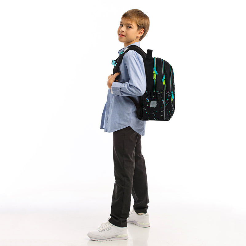 Zbliżenie na profil plecaka na plecach dziecka, pokazujące anatomiczne dopasowanie.