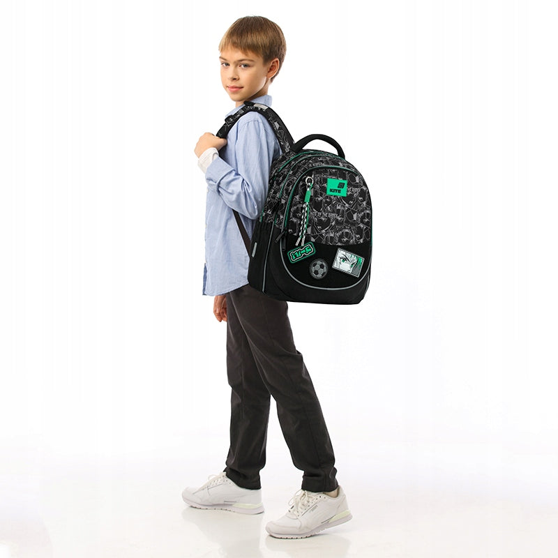 Widok plecaka Kite zarzuconego na jedno ramię, prezentujący profil i boczny panel modelu.