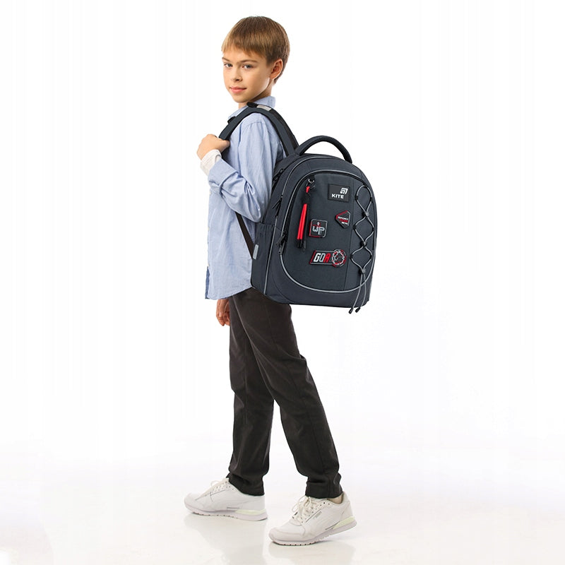 Plecak na plecach chłopca.