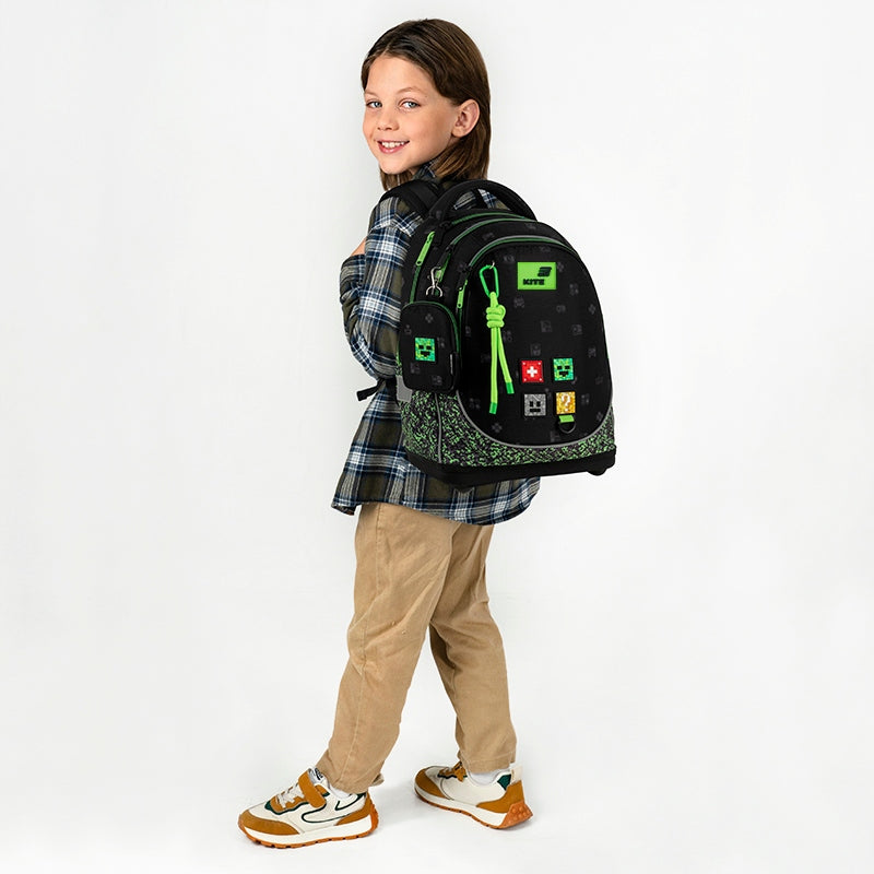 Plecak szkolny założony na jedno ramię – widok boczny prezentujący głębokość i profil szelek.