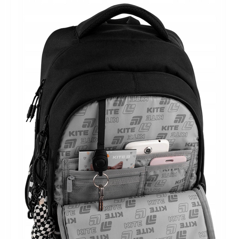 Otwarta przednia komora z miejscem na przybory piśmiennicze i odpiętą kluczówką.