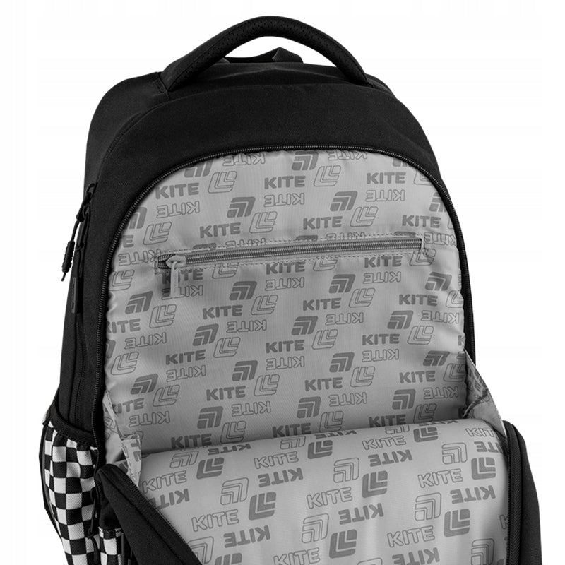 Zbliżenie na funkcjonalną kieszeń zapinaną na zamek, idealną do bezpiecznego przechowywania drobnych przedmiotów.