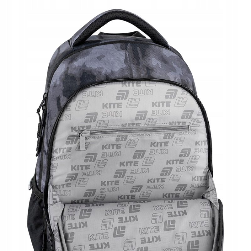 Zbliżenie na wewnętrzną kieszonkę zamykaną na suwak na drobne przedmioty.