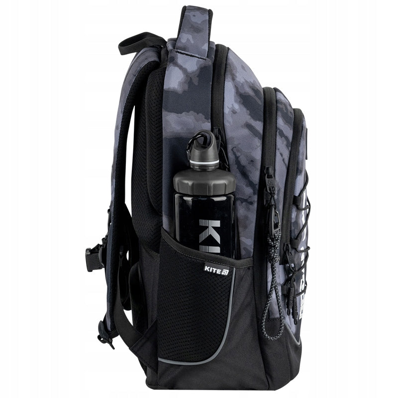 Widok bocznej kieszeni z siatki na bidon oraz dodatkowej kieszeni na zamek.