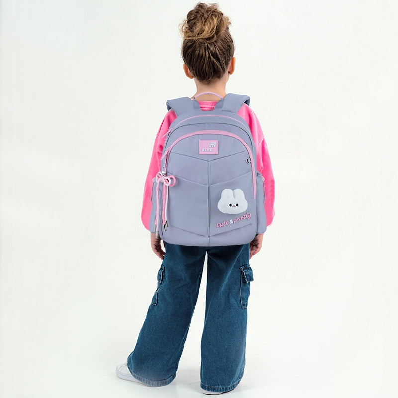 Plecak szkolny Kite na plecach dziecka