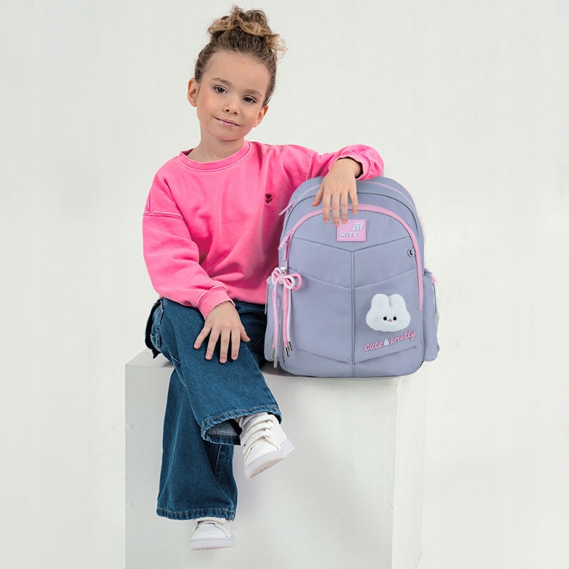 Dziewczynka z plecakiem szkolnym Kite