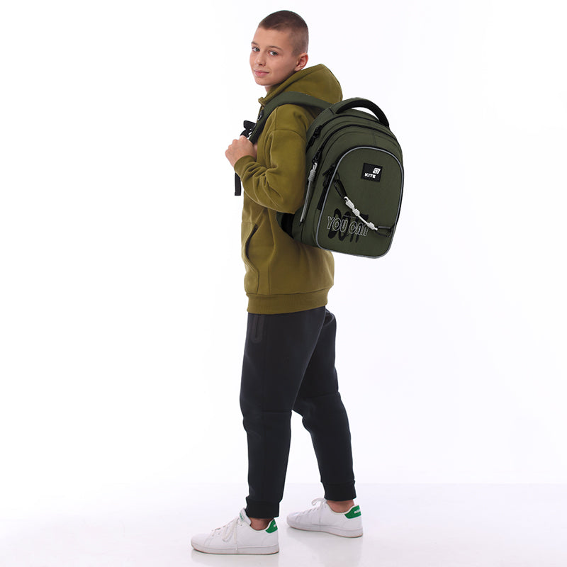 Ujęcie z profilu pokazujące, jak system Ergo Teens przylega do pleców.