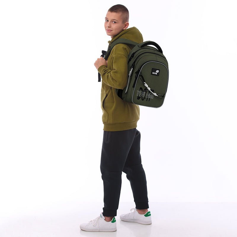 Ujęcie z profilu pokazujące, jak system Ergo Teens przylega do pleców.