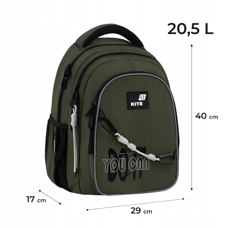 Infografika z wymiarami zielonego plecaka i wagą 875g.
