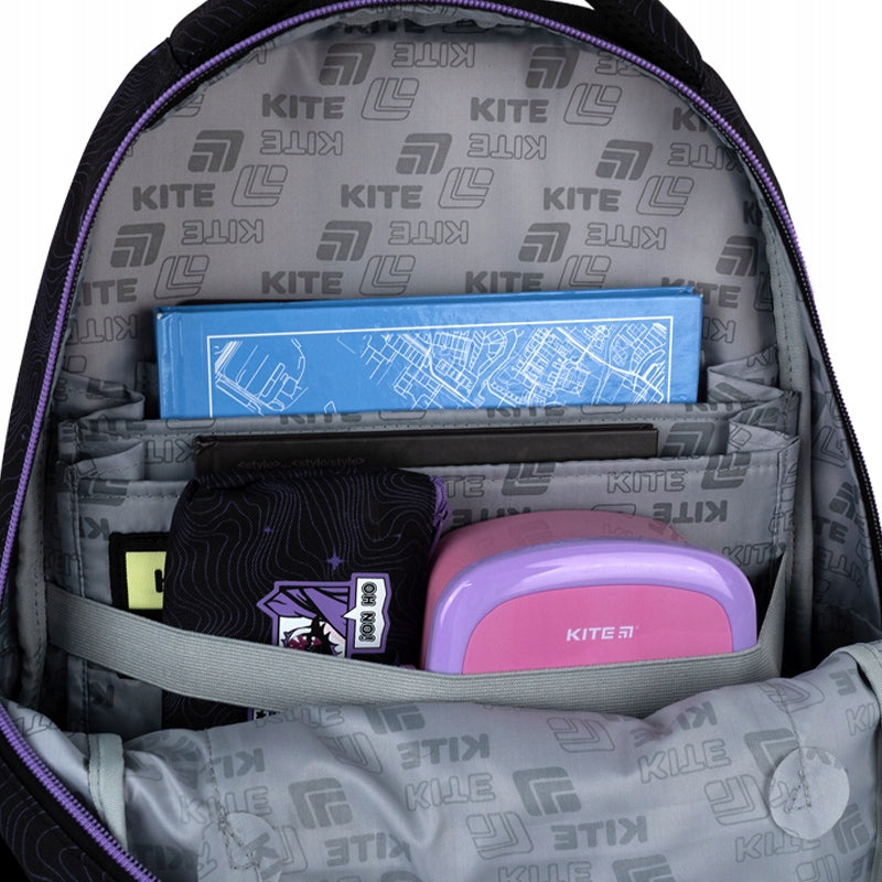 Prezentacja pojemnego wnętrza z zeszytami A4 oraz dedykowaną przegrodą na tablet.