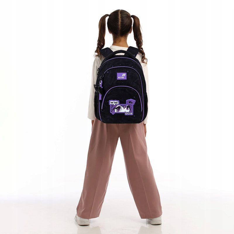 Plecak na plecach ucznia z poprawnie zapiętym pasem piersiowym, stabilizującym konstrukcję.