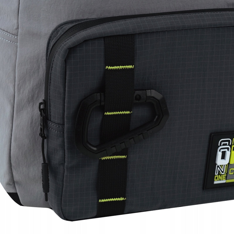 ozdobny plastikowy karabińczyk, matowa kieszeń ripstop.