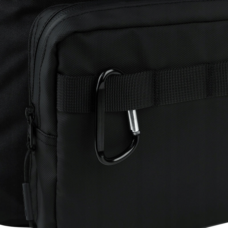 dekoracje: aplikacja z warkocza, ozdobny metalowy karabińczyk, kieszeń z membrany poliestrowej.