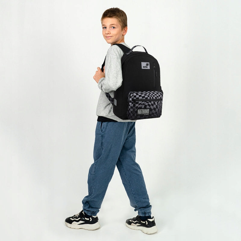 Plecak szkolny Kite Nothing Impossible – widok plecaka na ramionach