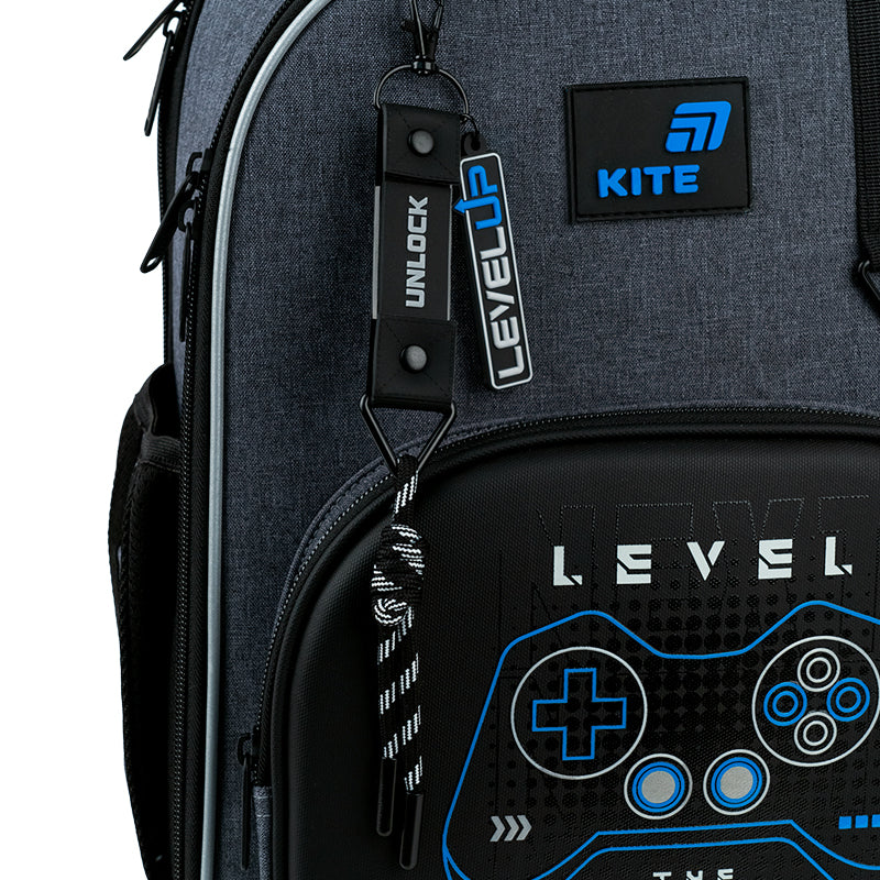 Tornister szkolny ortopedyczny Kite – dekoracyjne naszywki i zawieszki