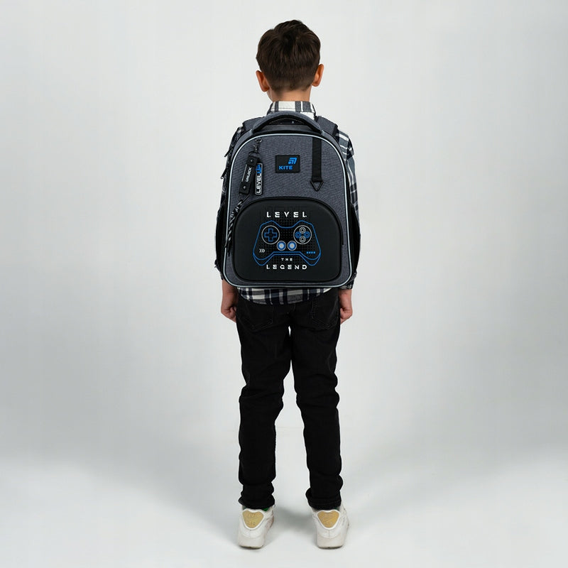 Tornister szkolny ortopedyczny z usztywnianą konstrukcją i ergonomicznymi plecami