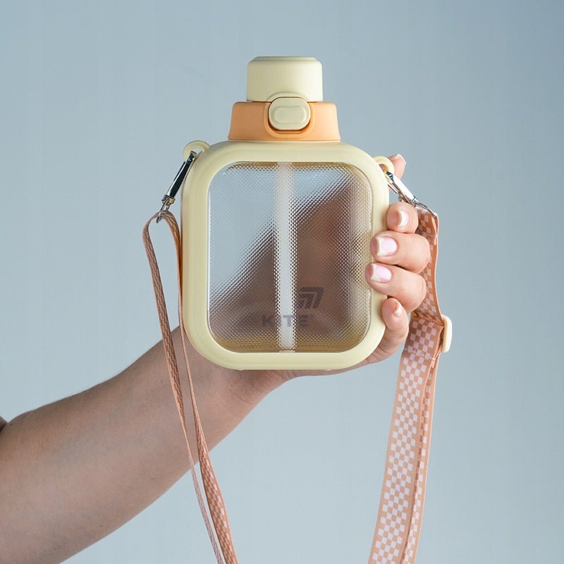 Kwadratowa butelka z rurką w ręce - ergonomiczny uchwyt