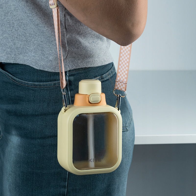 Bidon z rurką i paskiem - do szkoły i sportu