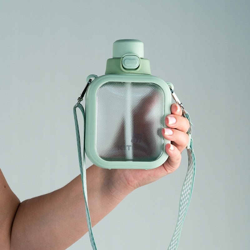 Bidon Kite 700 ml w dłoni - wygodny uchwyt