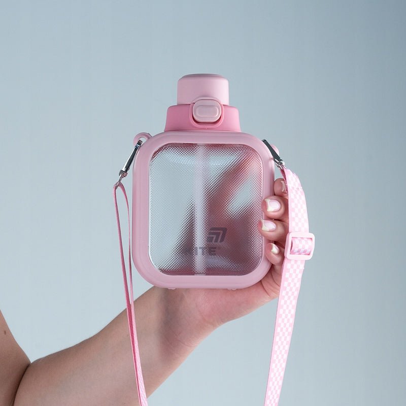 Butelka na wodę w ręce - lekka i dobrze leży w dłoni