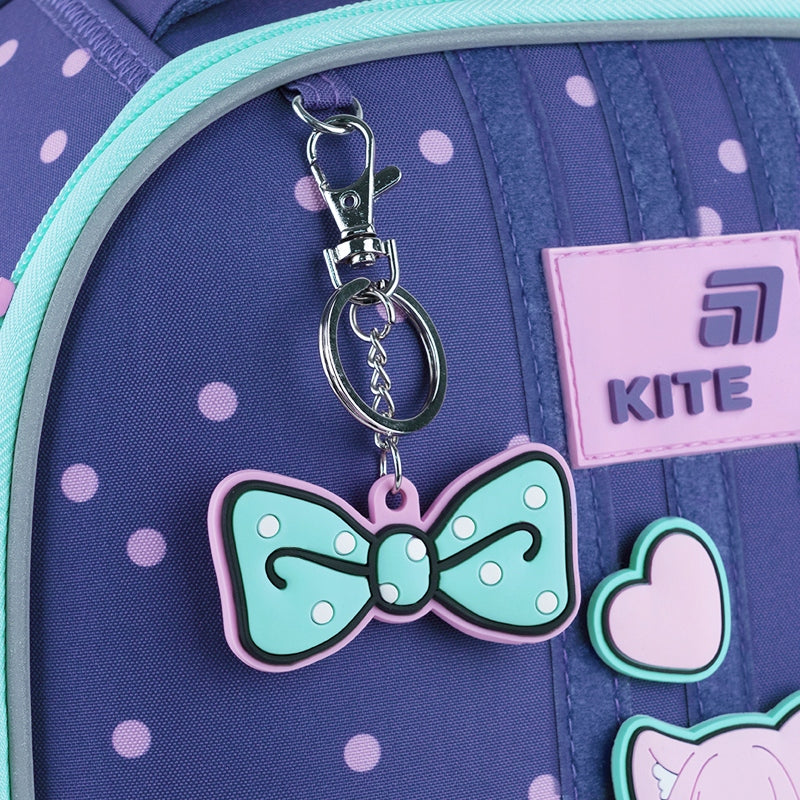 Gumowy brelok-zawieszka Kite przypięty do tornistra szkolnego dla dziewczynki