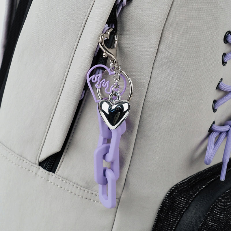 Brelok-zawieszka z łączonych materiałów przy plecaku Kite