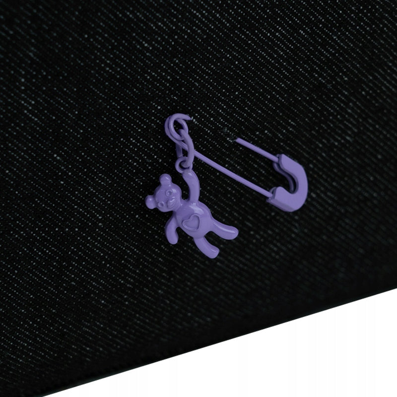 Dekoracyjna metalowa agrafka – detal designu plecaka Kite