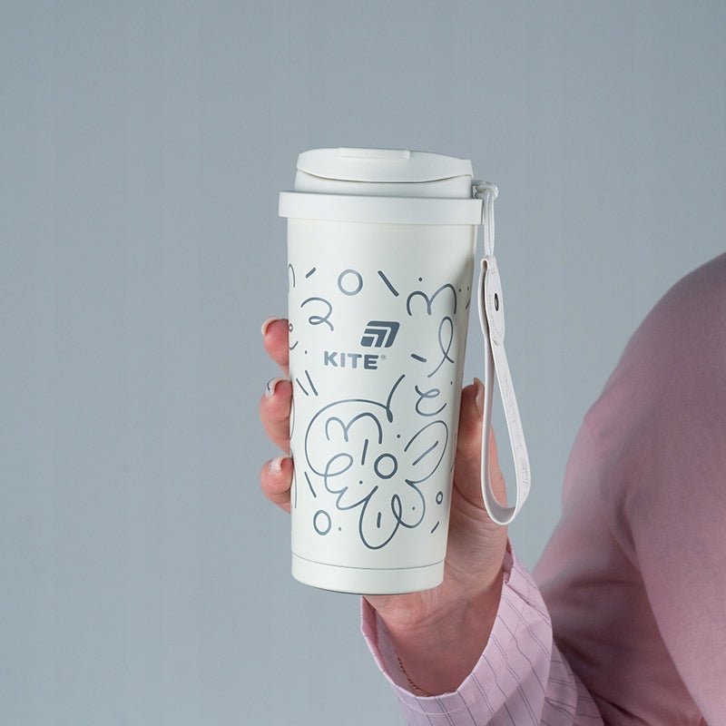 Kubek termiczny z matową powierzchnią i klasycznym otworem do picia