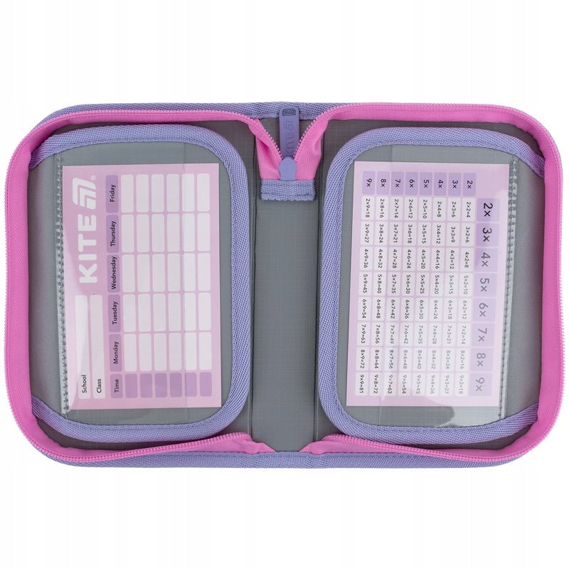Zbliżenie na wnętrze piórnika z planem lekcji i tabliczką mnożenia na wkładkach z motywem laleczek.