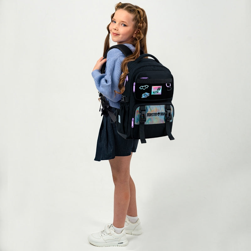 Plecak Kite Monster High na dziecku (widok z boku), prezentacja profilu szelek.