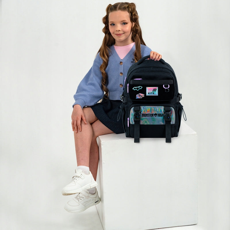 Dziecko z plecakiem Monster High – system Ergo Kids.