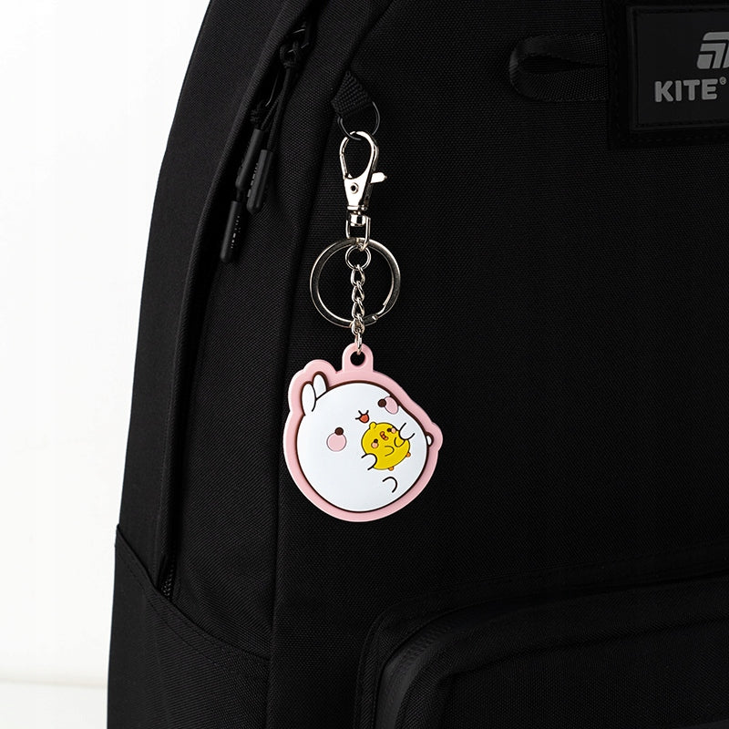 Brelok Molang przypięty do plecaka