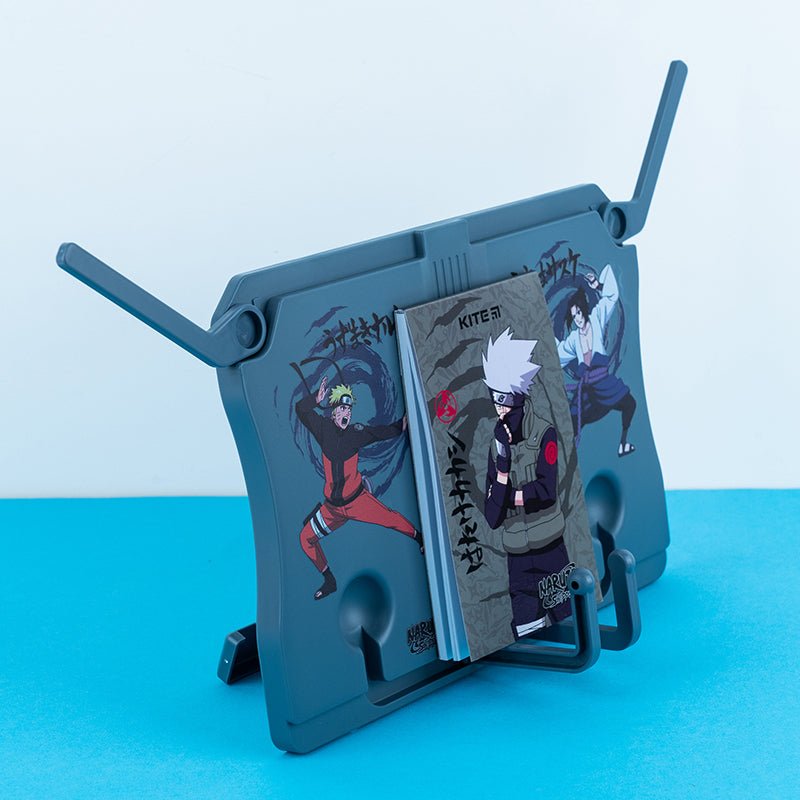 Podstawka na książki NR23-391 Naruto pomoże Ci uczyć się w komforcie i przyjemności. Dobrze zorganizowane miejsce pracy ucznia pozytywnie wpływa na nastrój, produktywność i zdrowie dziecka.